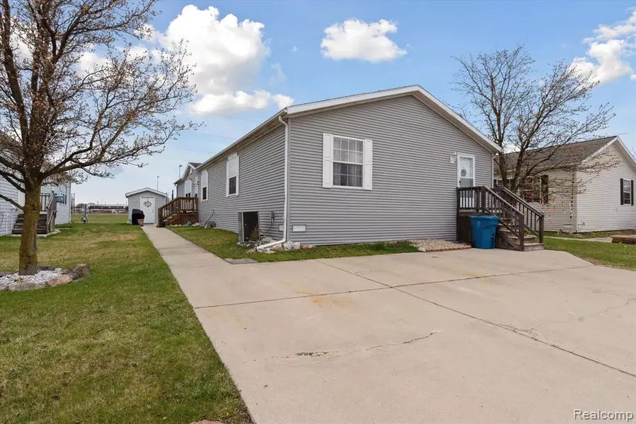 24922 N HAMPTON Drive, Brownstown Twp, MI 48134