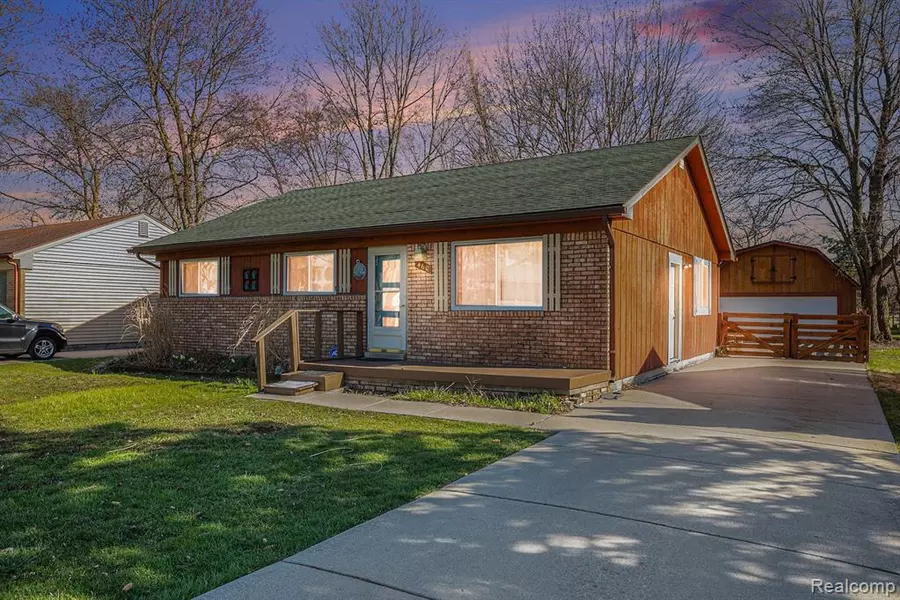 460 HICKORY Drive, Troy, MI 48083
