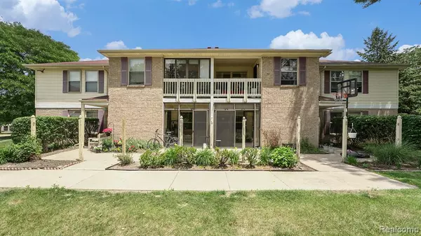 South Lyon, MI 48178,61043 GREENWOOD Drive #167