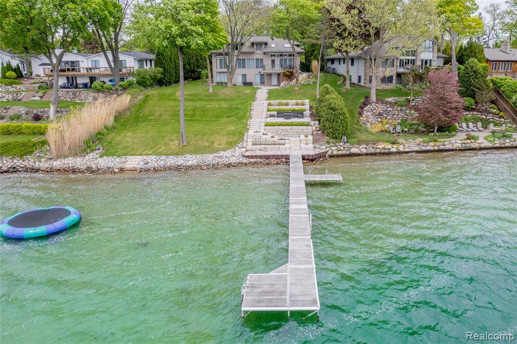 15284 BEALFRED Drive, Fenton, MI 48430