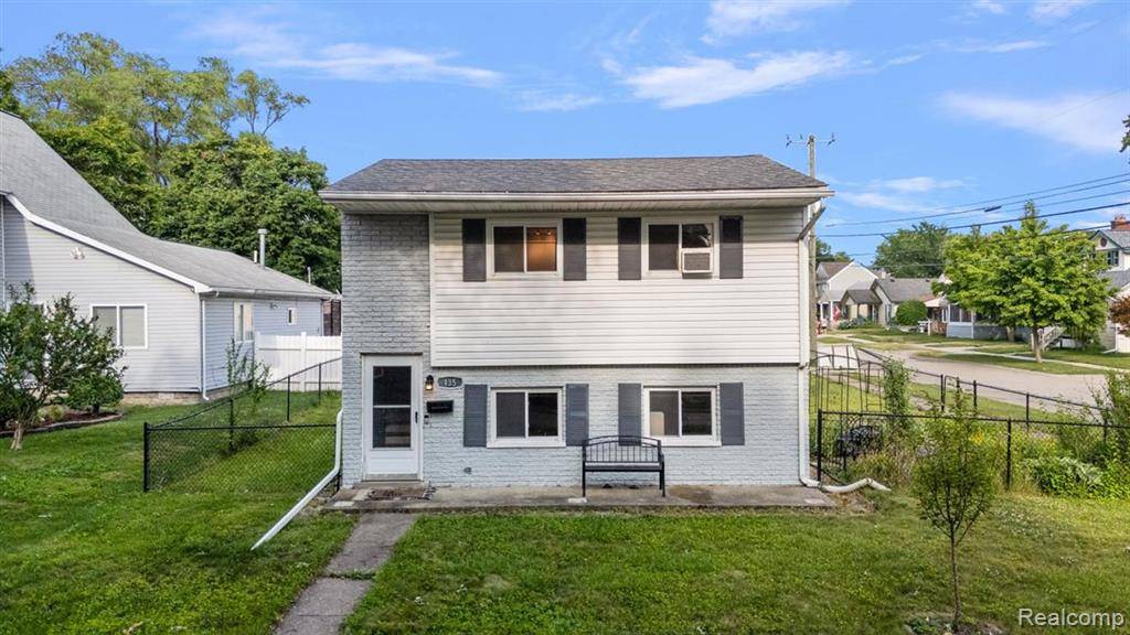 Clawson, MI 48017,135 GERALD Avenue