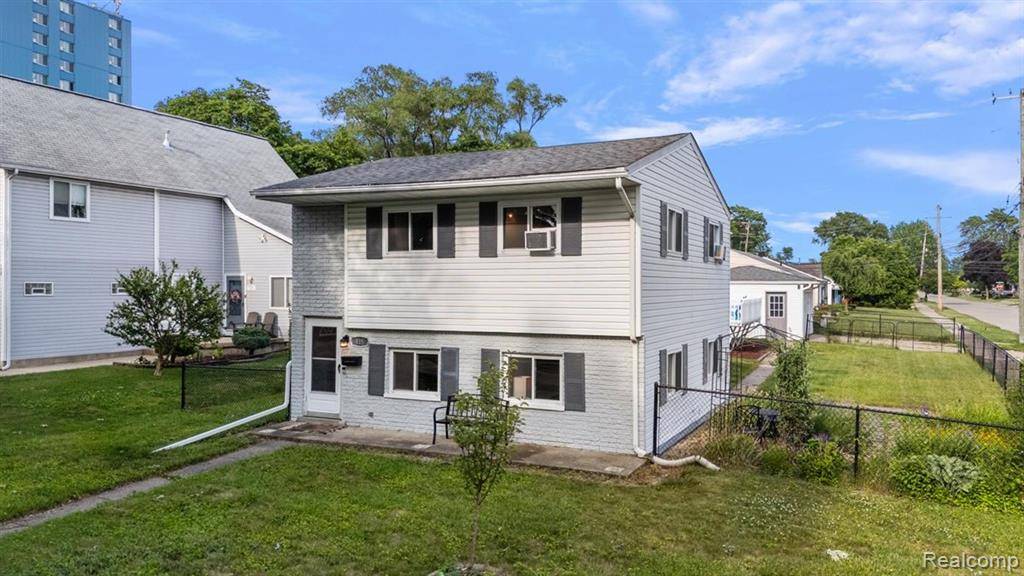 Clawson, MI 48017,135 GERALD Avenue