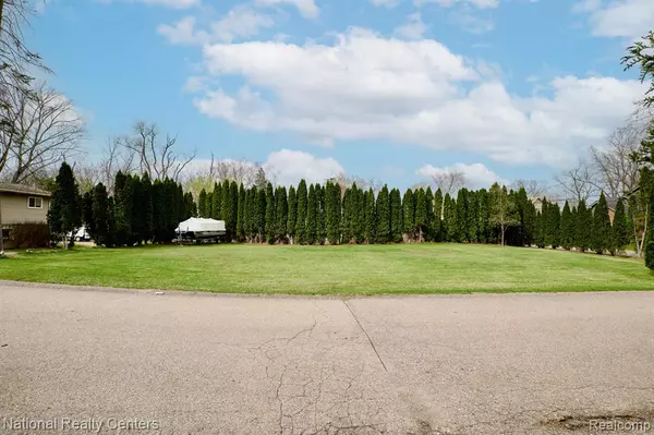 West Bloomfield Twp, MI 48323,4442 BORLAND Street