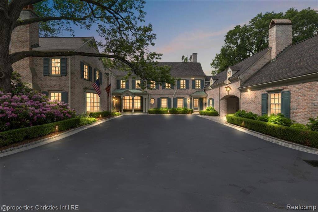 237 Lake Shore Road, Grosse Pointe Farms, MI 48236
