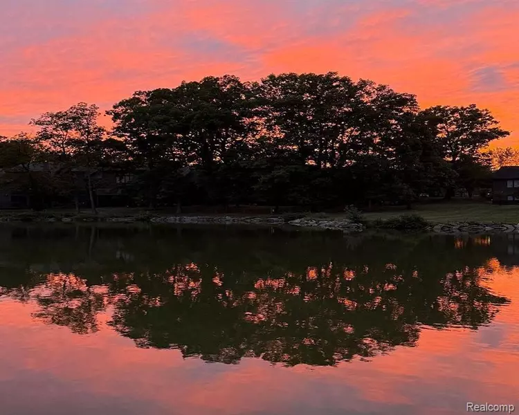 9830 HAWTHORNE GLEN Drive, Grosse Ile Twp, MI 48138