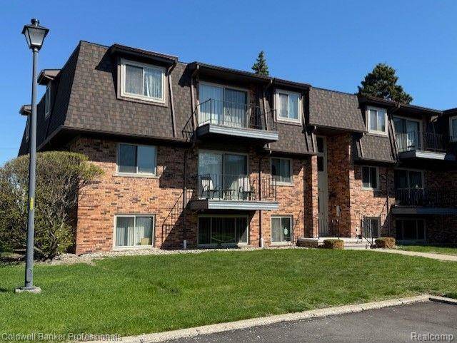 103 RIVIERA Drive, St. Clair Shores, MI 48080