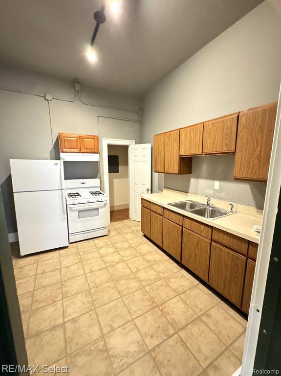 Fenton, MI 48430,106 S LEROY Street