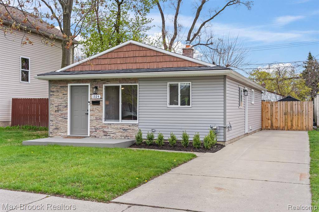 1324 E GEORGE Avenue, Hazel Park, MI 48030