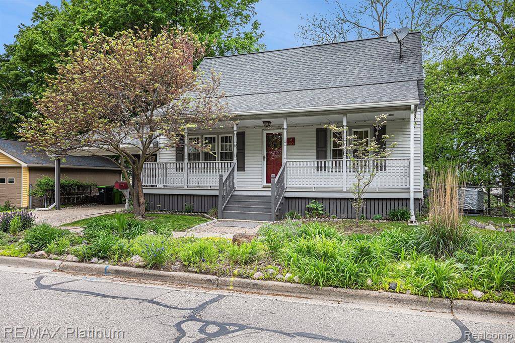110 W SOUTH HOLLY Road, Fenton, MI 48430