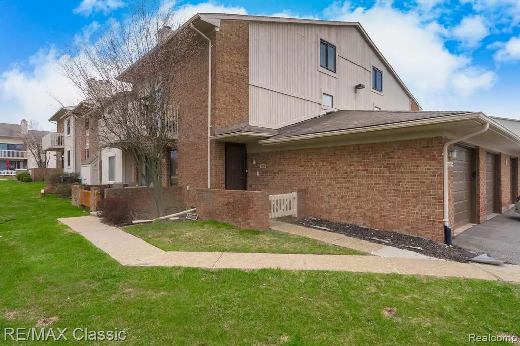 West Bloomfield Twp, MI 48322,6715 MAPLE LAKES Drive 9 70
