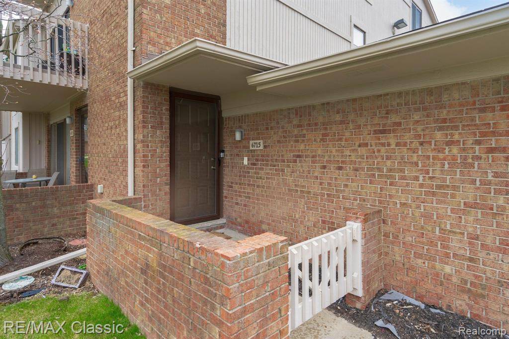 West Bloomfield Twp, MI 48322,6715 MAPLE LAKES Drive 9 70