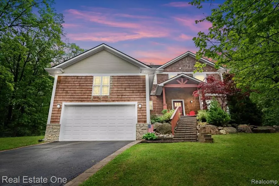 9327 VAN ANTWERP Road, Hamburg Twp, MI 48116