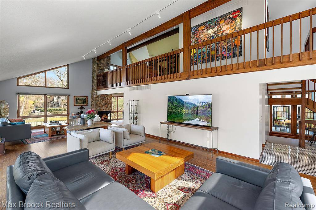Beverly Hills Vlg, MI 48025,19911 Old Pond Ct