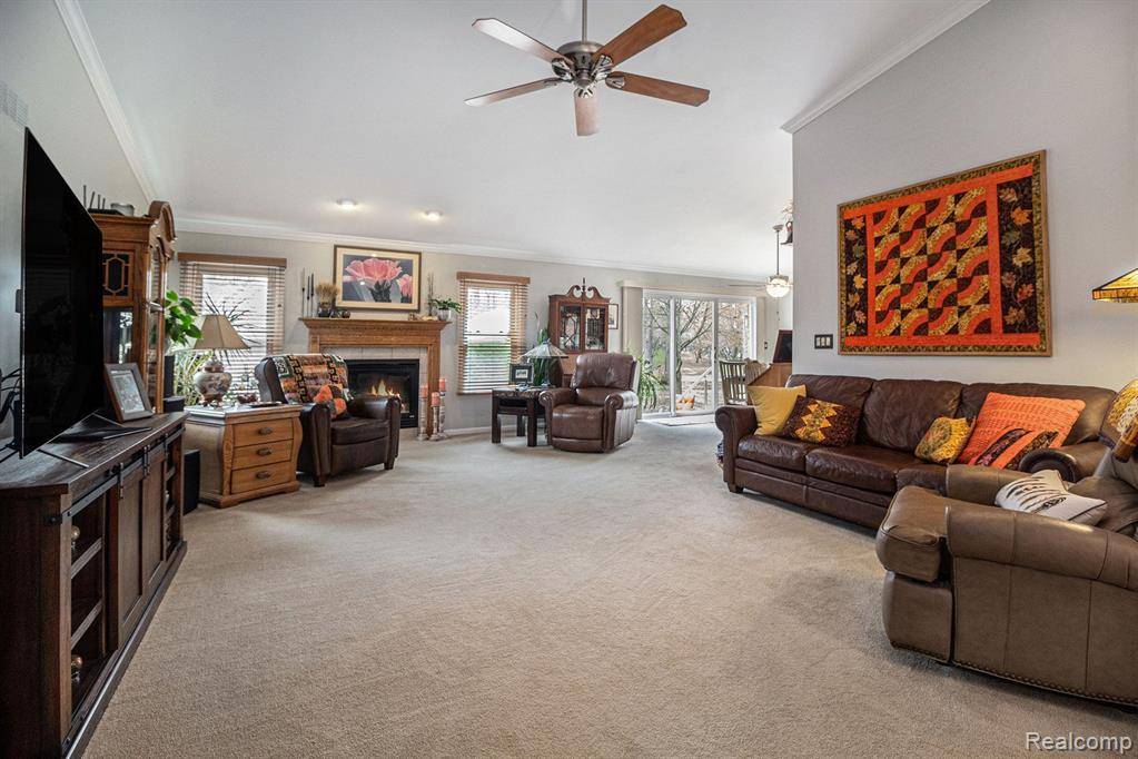 South Lyon, MI 48178,404 WALNUT Drive 34