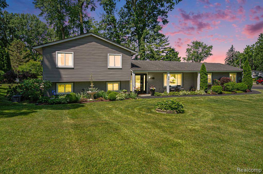 890 BEACHWAY Drive, White Lake Twp, MI 48383