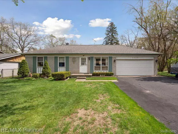 2338 ROSELAWN Street, Wolverine Lake Vlg, MI 48390