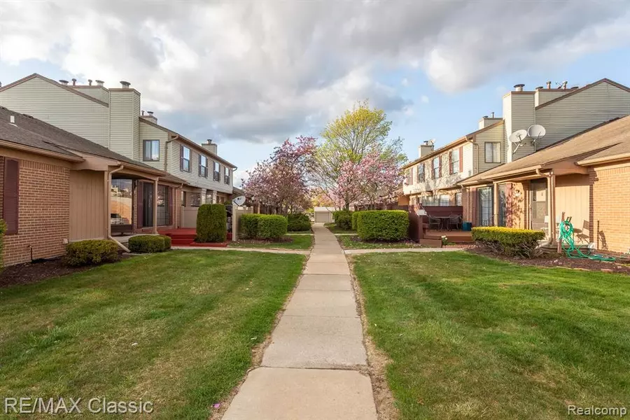 31198 COUNTRY Way 5 27, Farmington Hills, MI 48331