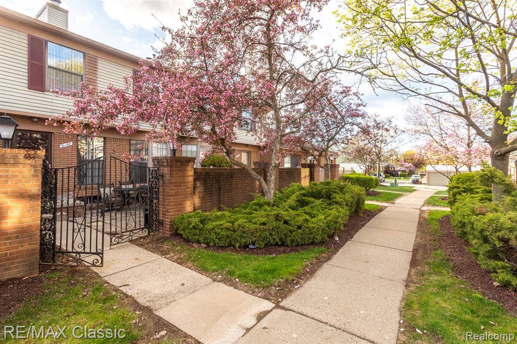 Farmington Hills, MI 48331,31198 COUNTRY Way 5 27
