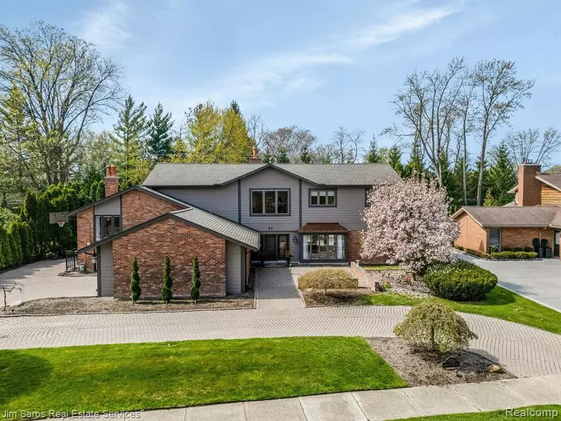 71 WOODLAND SHORES Drive, Village Of Grosse Pointe Shores, MI 48236