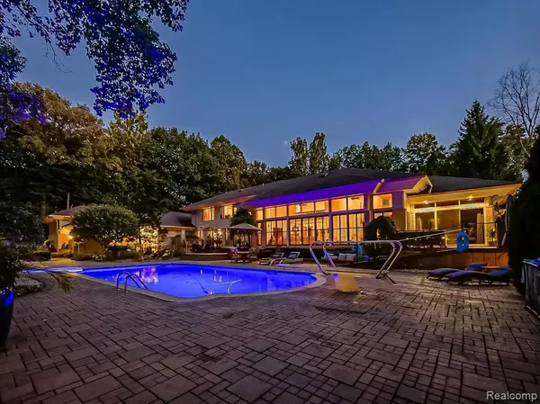Clinton Twp, MI 48036,17477 IRIS Circle