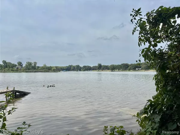 Waterford Twp, MI 48327,5184 DENWOOD Street