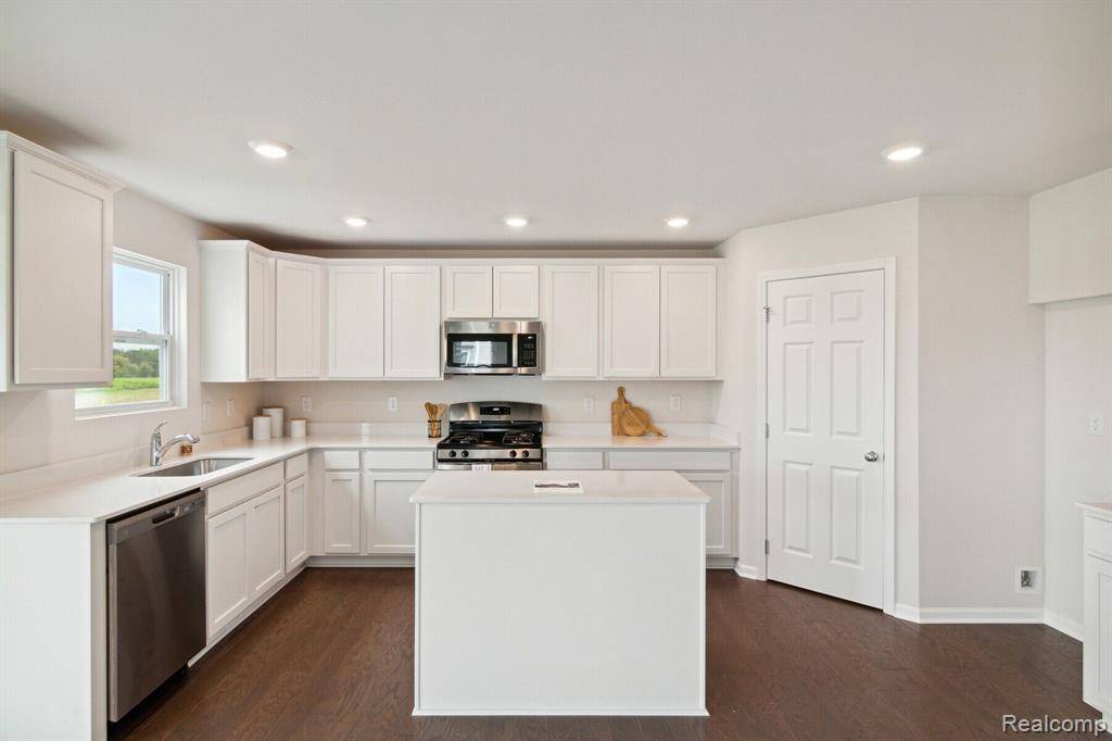 Van Buren Twp, MI 48111,14107 OLD OAK Trail