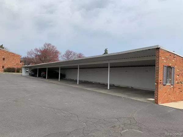 Bloomfield Twp, MI 48304,430 FOX HILLS Drive N A-4