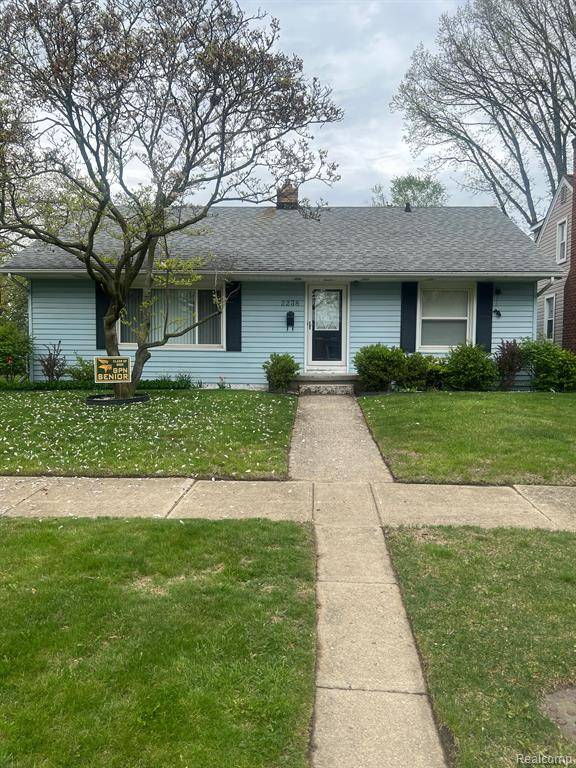 2238 ROSLYN Road, Grosse Pointe Woods, MI 48236