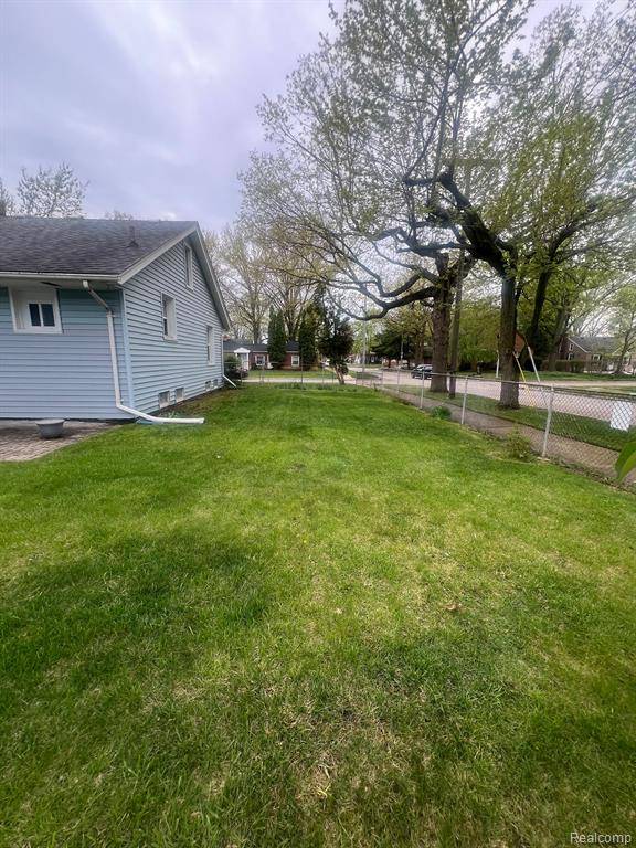 Grosse Pointe Woods, MI 48236,2238 ROSLYN Road