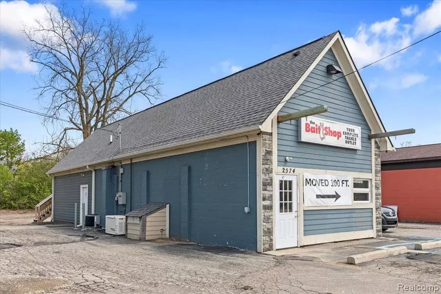 2574 AIRPORT Road, Waterford Twp, MI 48329