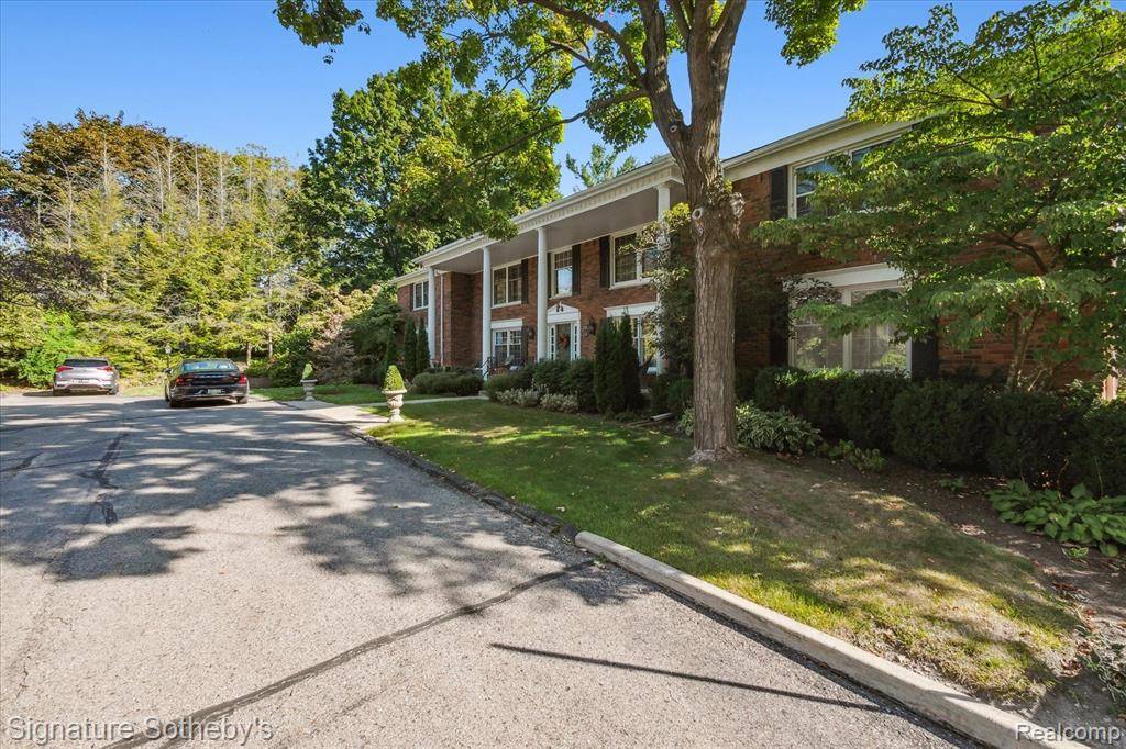 Bloomfield Hills, MI 48304,233 BARDEN Road