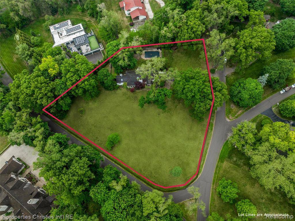 Franklin Vlg, MI 48025,26335 Woodlore Road