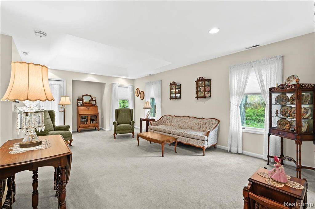 Farmington Hills, MI 48336,21290 JUNIPER Court 76