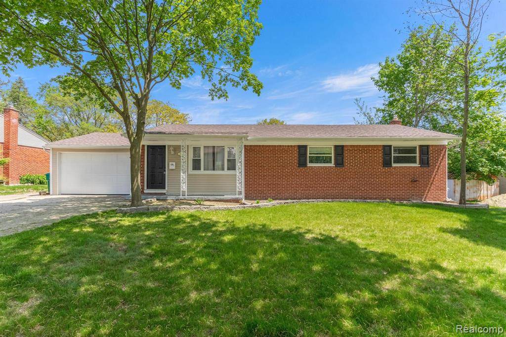 760 BASSETT Drive, Saline, MI 48176