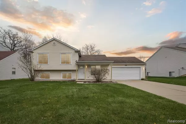 684 HAYSTACK Drive, Linden, MI 48451