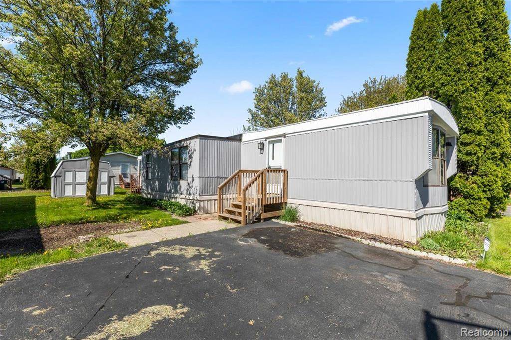 351 N SQUIRREL Road #147, Auburn Hills, MI 48326