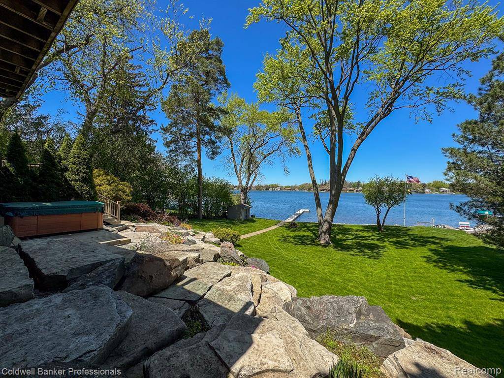 2660 SILVERDOWN Court, Waterford Twp, MI 48328