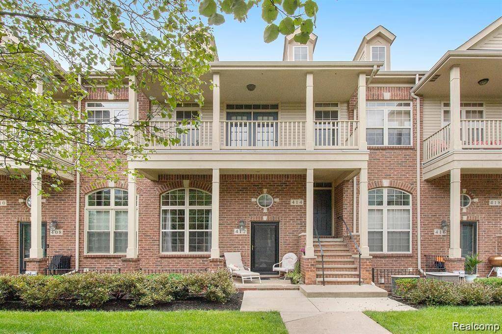 Walled Lake, MI 48390,414 Old Pine Way 14 136