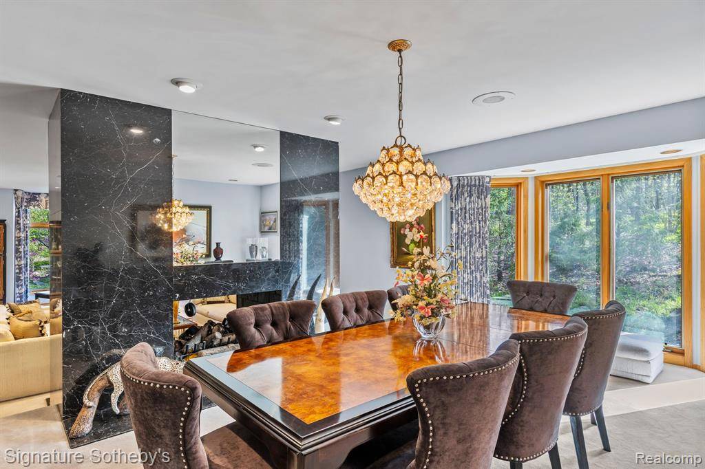 Bloomfield Hills, MI 48304,371 PINE RIDGE Drive