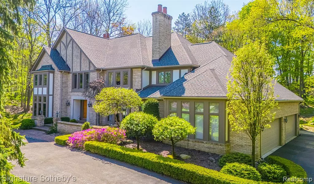 Bloomfield Hills, MI 48304,371 PINE RIDGE Drive
