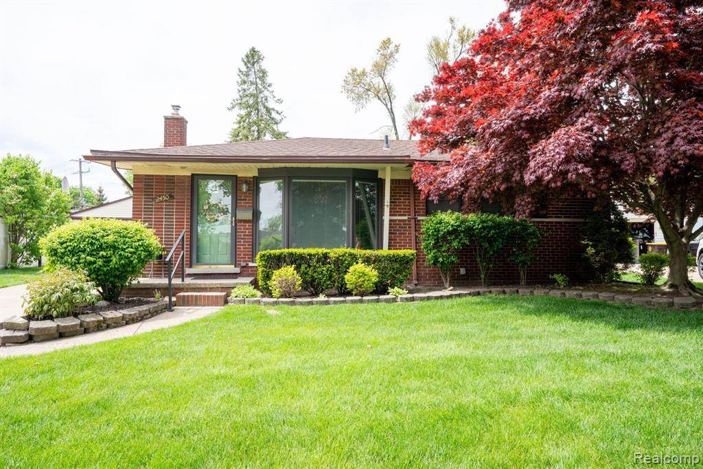 2450 SHERWOOD Street, Trenton, MI 48183