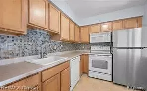 Rochester, MI 48307,475 BALDWIN Avenue 26