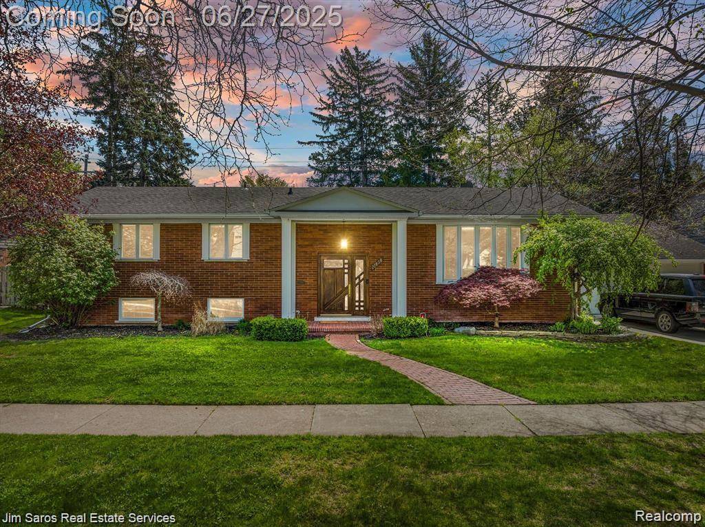 21838 Van K Drive, Grosse Pointe Woods, MI 48236