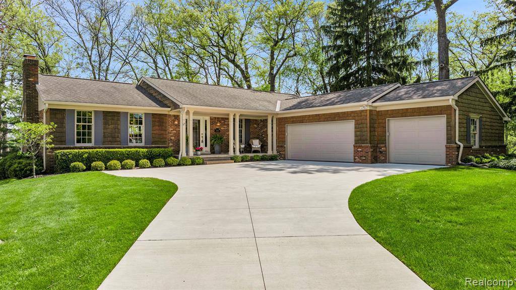 305 LAKES EDGE Drive, Oxford Vlg, MI 48371