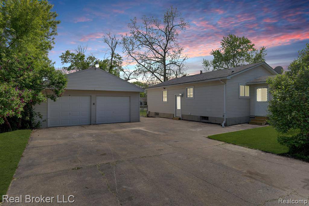 2098 E MCLEAN Avenue,  Burton,  MI 48529