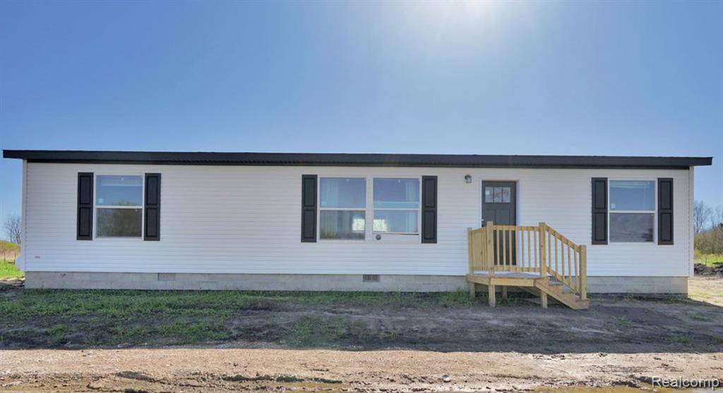 7376 CAPAC Road, Capac Vlg, MI 48097