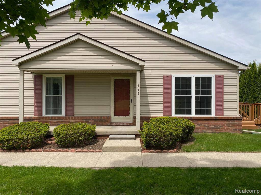 827 OAKWOOD Drive, Howell, MI 48843