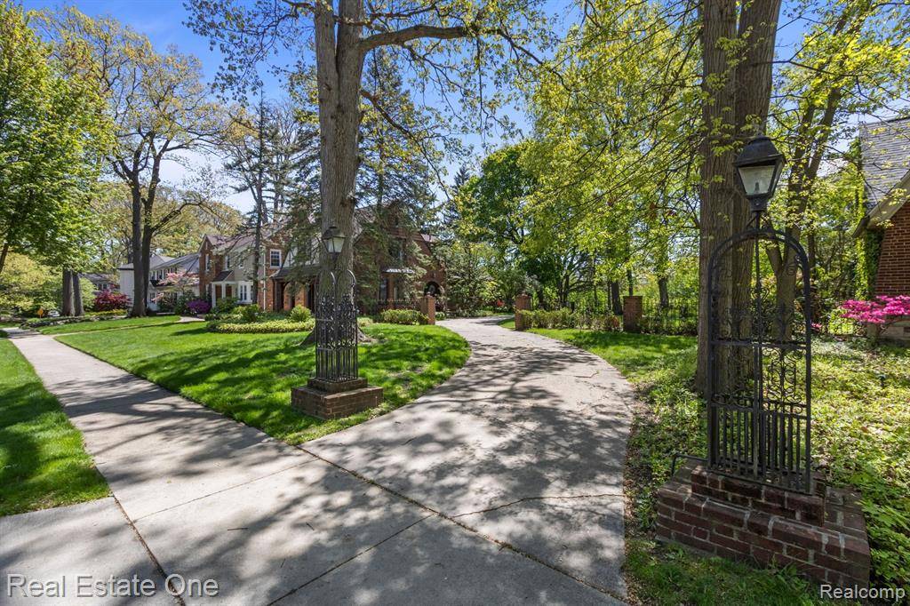Dearborn, MI 48124,939 S HIGHLAND Street