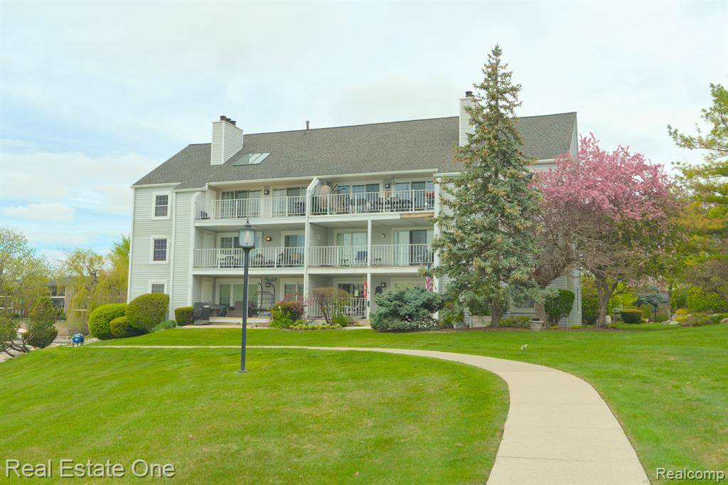 3553 PORT COVE Drive 43, Waterford Twp, MI 48328