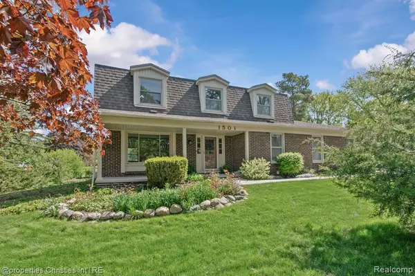 1501 DEERHURST Lane, Rochester Hills, MI 48307
